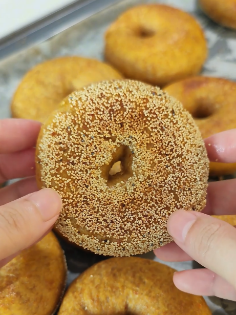 红萝卜&罂粟籽酸种贝果 Carrot & Poppy seeds Sourdough Bagel